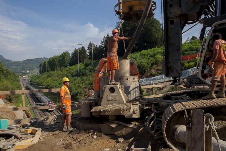Coldrerio: Bohrpfahlarbeiten über Tunnel, unter Betrieb