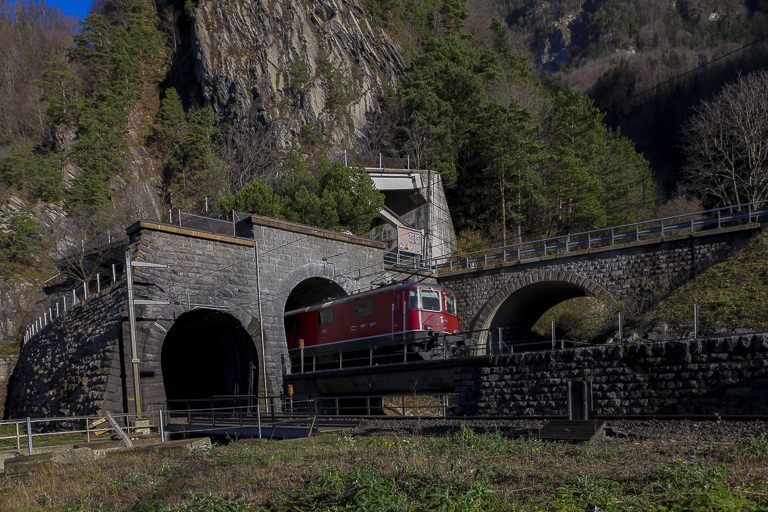 Axen: Tunnels Oelberg und Fronalp